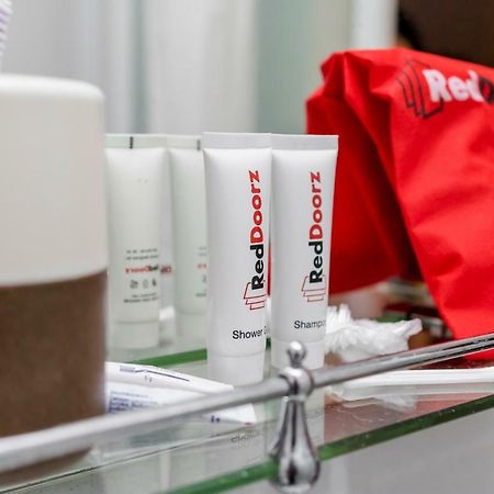Reddoorz Plus Near Mall Slipi Jaya Jakarta Eksteriør billede